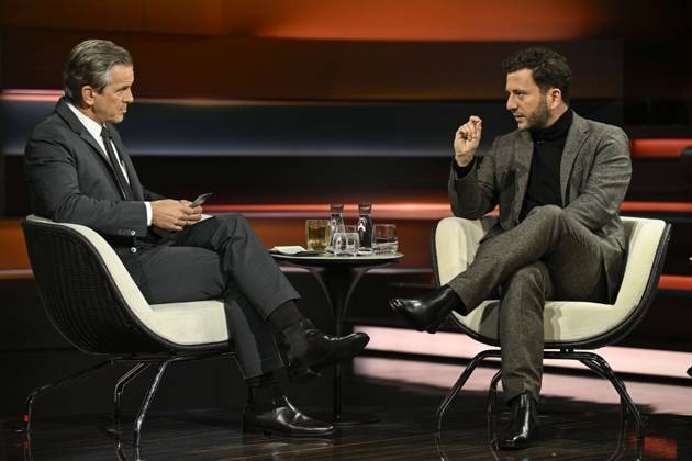 Markus Lanz (li.) mit Felix Banaszak 10 26 her Markus Lanz (li.) und Felix Banaszak am 7. Oktober 2026 in Markus Lanz , ZDF TV Fernsehen Talkshow Talk Show Deutschland deutsch deutscher Mann Männer Bündnis 90 Die Grünen Grüne Grüner Politik Politiker german politician Italien italienisch italienischer italienisch-deutscher Moderator Fotografie Fotograf Journalist Journalismus Autor journalism german-italian presenter host photographer author quer ganz sitzend sprechend zuhörend gestikulierend