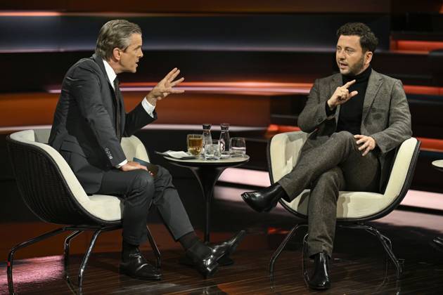 Markus Lanz (li.) mit Felix Banaszak 10 26 her Markus Lanz (li.) und Felix Banaszak am 7. Oktober 2026 in Markus Lanz , ZDF TV Fernsehen Talkshow Talk Show Deutschland deutsch deutscher Mann Männer Bündnis 90 Die Grünen Grüne Grüner Politik Politiker german politician Italien italienisch italienischer italienisch-deutscher Moderator Fotografie Fotograf Journalist Journalismus Autor journalism german-italian presenter host photographer author quer ganz sitzend sprechend zuhörend gestikulierend
