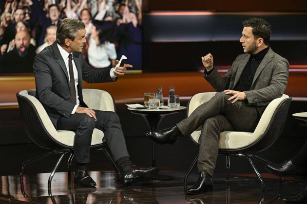 Markus Lanz (li.) mit Felix Banaszak 10 26 her Markus Lanz (li.) und Felix Banaszak am 7. Oktober 2026 in Markus Lanz , ZDF TV Fernsehen Talkshow Talk Show Deutschland deutsch deutscher Mann Männer Bündnis 90 Die Grünen Grüne Grüner Politik Politiker german politician Italien italienisch italienischer italienisch-deutscher Moderator Fotografie Fotograf Journalist Journalismus Autor journalism german-italian presenter host photographer author quer ganz sitzend sprechend zuhörend gestikulierend