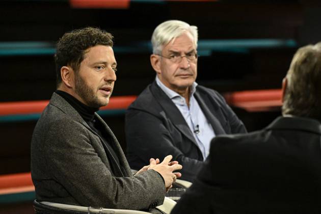 Talkrunde bei Markus Lanz , ZDF 10 26 her Felix Banaszak, Mathias Middelberg und Markus Lanz (v. li.) am 7. Oktober 2026 in Markus Lanz , ZDF TV Fernsehen Talkshow Talk Show Deutschland deutsch deutscher Mann Männer deutsche Bündnis 90 Die Grünen Grüne Grüner Politik Politiker CDU german politician Italien italienisch italienischer italienisch-deutscher Moderator Fotografie Fotograf Journalist Journalismus Autor journalism german-italian presenter host photographer author quer Porträt halb sitzend sprechend zuhörend