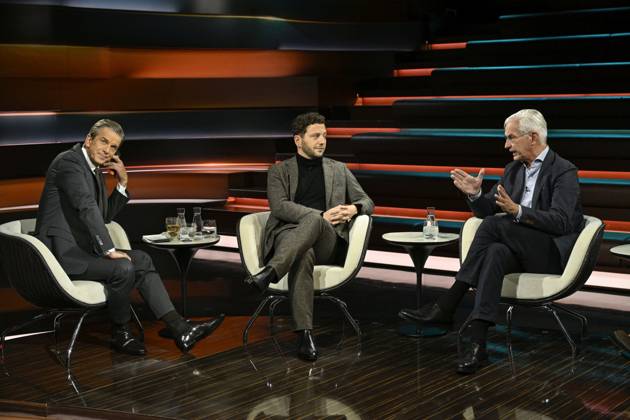 Talkrunde bei Markus Lanz , ZDF 10 26 her Markus Lanz, Felix Banaszak und Mathias Middelberg (v. li.) am 7. Oktober 2026 in Markus Lanz , ZDF TV Fernsehen Talkshow Talk Show Deutschland deutsch deutscher Mann Männer deutsche Bündnis 90 Die Grünen Grüne Grüner Politik Politiker CDU german politician Italien italienisch italienischer italienisch-deutscher Moderator Fotografie Fotograf Journalist Journalismus Autor journalism german-italian presenter host photographer author quer ganz sitzend sprechend zuhörend gestikulierend