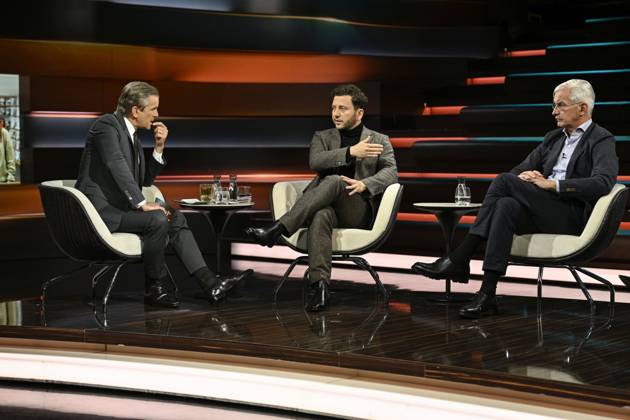 Talkrunde bei Markus Lanz , ZDF 10 26 her Markus Lanz, Felix Banaszak und Mathias Middelberg (v. li.) am 7. Oktober 2026 in Markus Lanz , ZDF TV Fernsehen Talkshow Talk Show Deutschland deutsch deutscher Mann Männer deutsche Bündnis 90 Die Grünen Grüne Grüner Politik Politiker CDU german politician Italien italienisch italienischer italienisch-deutscher Moderator Fotografie Fotograf Journalist Journalismus Autor journalism german-italian presenter host photographer author quer ganz sitzend sprechend zuhörend gestikulierend