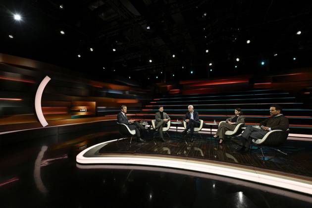 Talkrunde bei Markus Lanz , ZDF 10 26 her Markus Lanz, Felix Banaszak, Mathias Middelberg, Karina Mößbauer und Sascha Chaimowicz (v. li.) am 7. Oktober 2026 in Markus Lanz , ZDF TV Fernsehen Talkshow Talk Show Deutschland deutsch deutscher Mann Männer deutsche Frau Bündnis 90 Die Grünen Grüne Grüner Politik Politiker CDU Journalistin Autorin Korrespondentin Chefkorrespondentin The Pioneer german politician female author writer Italien italienisch italienischer italienisch-deutscher Moderator Fotografie Fotograf Journalist Journalismus Autor journalism german-italian presenter host photographer author quer Totale ganz sitzend sprechend zuhörend gestikulierend