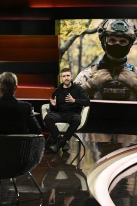 Markus Lanz (li.) mit Alexander Gertz 10 26 her Markus Lanz (li.) und Alexander Gertz am 8. Oktober 2026 in Markus Lanz , ZDF TV Fernsehen Talkshow Talk Show Deutschland deutsch deutscher Mann Männer Sanitäter paramedic Italien italienisch italienischer italienisch-deutscher Moderator Fotografie Fotograf Journalist Journalismus Autor journalism german-italian presenter host photographer author hoch Totale ganz sitzend sprechend zuhörend gestikulierend