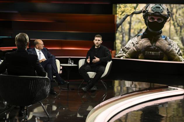 Talkrunde bei Markus Lanz , ZDF 10 26 her Markus Lanz, Daniel Stelter und Alexander Gertz (v. li.) am 8. Oktober 2026 in Markus Lanz , ZDF TV Fernsehen Talkshow Talk Show Deutschland deutsch deutscher Mann Männer deutsche Ökonom Publizist Wirtschaftswissenschaftler Sanitäter publisher economist scientist author paramedic Italien italienisch italienischer italienisch-deutscher Moderator Fotografie Fotograf Journalist Journalismus Autor journalism german-italian presenter host photographer author quer Totale ganz sitzend sprechend zuhörend gestikulierend