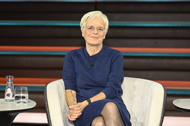 Ulrike Herrmann (Journalistin) 10 26 her Ulrike Herrmann am 8. Oktober 2026 in Markus Lanz , ZDF TV Fernsehen Talkshow Talk Show Deutschland deutsch deutsche Frau Journalismus taz german female journalist journalism quer halb sitzend lächelnd