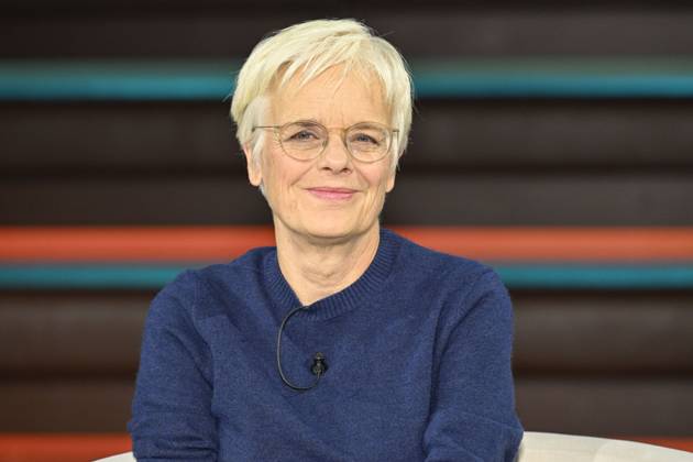 Ulrike Herrmann (Journalistin) 10 26 her Ulrike Herrmann am 8. Oktober 2026 in Markus Lanz , ZDF TV Fernsehen Talkshow Talk Show Deutschland deutsch deutsche Frau Journalismus taz german female journalist journalism quer Porträt lächelnd