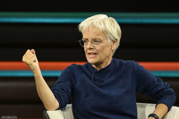 Ulrike Herrmann (Journalistin) 10 26 her Ulrike Herrmann am 8. Oktober 2026 in Markus Lanz , ZDF TV Fernsehen Talkshow Talk Show Deutschland deutsch deutsche Frau Journalismus taz german female journalist journalism quer halb sitzend sprechend gestikulierend