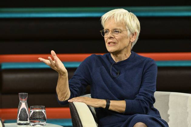 Ulrike Herrmann (Journalistin) 10 26 her Ulrike Herrmann am 8. Oktober 2026 in Markus Lanz , ZDF TV Fernsehen Talkshow Talk Show Deutschland deutsch deutsche Frau Journalismus taz german female journalist journalism quer halb sitzend sprechend gestikulierend