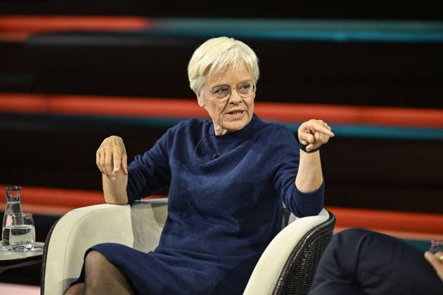 Ulrike Herrmann (Journalistin) 10 26 her Ulrike Herrmann am 8. Oktober 2026 in Markus Lanz , ZDF TV Fernsehen Talkshow Talk Show Deutschland deutsch deutsche Frau Journalismus taz german female journalist journalism quer halb sitzend sprechend gestikulierend