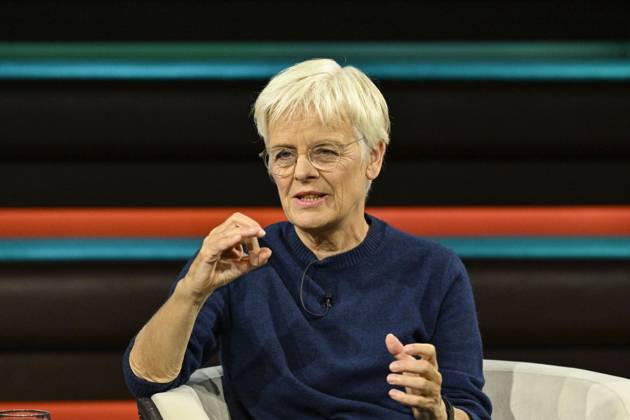 Ulrike Herrmann (Journalistin) 10 26 her Ulrike Herrmann am 8. Oktober 2026 in Markus Lanz , ZDF TV Fernsehen Talkshow Talk Show Deutschland deutsch deutsche Frau Journalismus taz german female journalist journalism quer halb sitzend sprechend gestikulierend