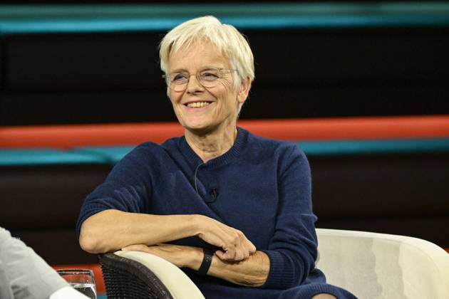 Ulrike Herrmann (Journalistin) 10 26 her Ulrike Herrmann am 8. Oktober 2026 in Markus Lanz , ZDF TV Fernsehen Talkshow Talk Show Deutschland deutsch deutsche Frau Journalismus taz german female journalist journalism quer halb sitzend lächelnd