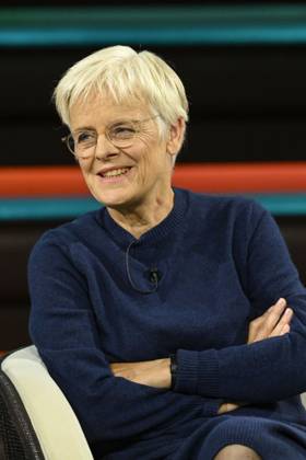 Ulrike Herrmann (Journalistin) 10 26 her Ulrike Herrmann am 8. Oktober 2026 in Markus Lanz , ZDF TV Fernsehen Talkshow Talk Show Deutschland deutsch deutsche Frau Journalismus taz german female journalist journalism hoch halb sitzend lächelnd Arme verschränkt verschränkte