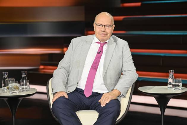 Peter Altmaier (Politiker) 10 26 her Peter Altmaier am 8. Oktober 2026 in Markus Lanz , ZDF TV Fernsehen Talkshow Talk Show Deutschland deutsch deutscher Mann Politik CDU german politician quer halb sitzend lächelnd