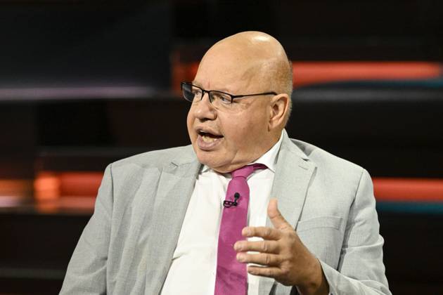 Peter Altmaier (Politiker) 10 26 her Peter Altmaier am 8. Oktober 2026 in Markus Lanz , ZDF TV Fernsehen Talkshow Talk Show Deutschland deutsch deutscher Mann Politik CDU german politician quer halb sitzend sprechend gestikulierend