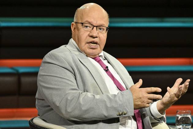 Peter Altmaier (Politiker) 10 26 her Peter Altmaier am 8. Oktober 2026 in Markus Lanz , ZDF TV Fernsehen Talkshow Talk Show Deutschland deutsch deutscher Mann Politik CDU german politician quer halb sitzend sprechend gestikulierend