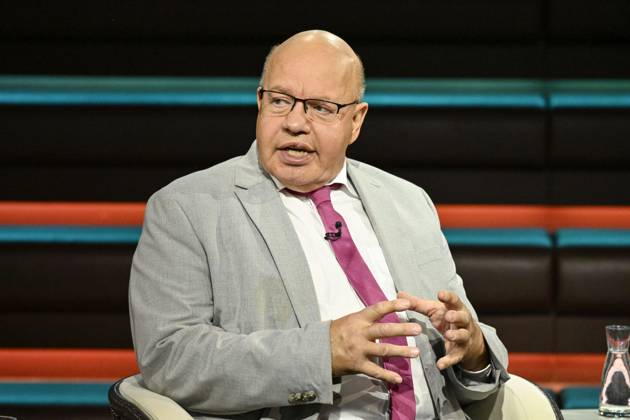 Peter Altmaier (Politiker) 10 26 her Peter Altmaier am 8. Oktober 2026 in Markus Lanz , ZDF TV Fernsehen Talkshow Talk Show Deutschland deutsch deutscher Mann Politik CDU german politician quer halb sitzend sprechend gestikulierend