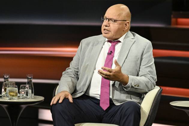 Peter Altmaier (Politiker) 10 26 her Peter Altmaier am 8. Oktober 2026 in Markus Lanz , ZDF TV Fernsehen Talkshow Talk Show Deutschland deutsch deutscher Mann Politik CDU german politician quer halb sitzend sprechend gestikulierend