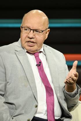 Peter Altmaier (Politiker) 10 26 her Peter Altmaier am 8. Oktober 2026 in Markus Lanz , ZDF TV Fernsehen Talkshow Talk Show Deutschland deutsch deutscher Mann Politik CDU german politician hoch halb sitzend sprechend gestikulierend