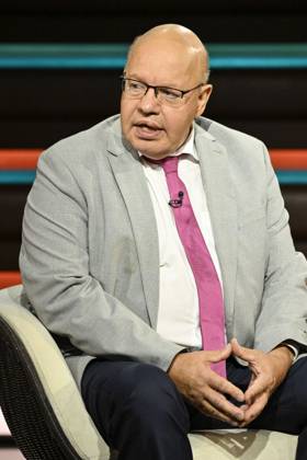 Peter Altmaier (Politiker) 10 26 her Peter Altmaier am 8. Oktober 2026 in Markus Lanz , ZDF TV Fernsehen Talkshow Talk Show Deutschland deutsch deutscher Mann Politik CDU german politician hoch halb sitzend sprechend gestikulierend