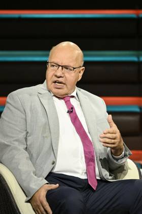 Peter Altmaier (Politiker) 10 26 her Peter Altmaier am 8. Oktober 2026 in Markus Lanz , ZDF TV Fernsehen Talkshow Talk Show Deutschland deutsch deutscher Mann Politik CDU german politician hoch halb sitzend sprechend gestikulierend