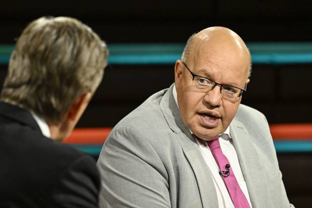 Markus Lanz (li.) mit Peter Altmaier 10 26 her Markus Lanz (li.) und Peter Altmaier am 8. Oktober 2026 in Markus Lanz , ZDF TV Fernsehen Talkshow Talk Show Deutschland deutsch deutscher Mann Männer Politik Politiker CDU german politician Italien italienisch italienischer italienisch-deutscher Moderator Fotografie Fotograf Journalist Journalismus Autor journalism german-italian presenter host photographer author quer halb Porträt sitzend sprechend zuhörend