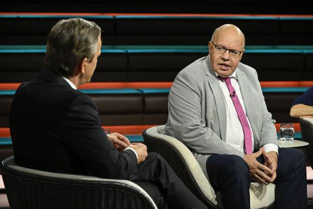 Markus Lanz (li.) mit Peter Altmaier 10 26 her Markus Lanz (li.) und Peter Altmaier am 8. Oktober 2026 in Markus Lanz , ZDF TV Fernsehen Talkshow Talk Show Deutschland deutsch deutscher Mann Männer Politik Politiker CDU german politician Italien italienisch italienischer italienisch-deutscher Moderator Fotografie Fotograf Journalist Journalismus Autor journalism german-italian presenter host photographer author quer halb sitzend sprechend zuhörend gestikulierend