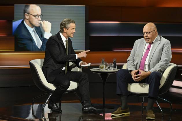 Markus Lanz (li.) mit Peter Altmaier 10 26 her Markus Lanz (li.) und Peter Altmaier am 8. Oktober 2026 in Markus Lanz , ZDF TV Fernsehen Talkshow Talk Show Deutschland deutsch deutscher Mann Männer Politik Politiker CDU german politician Italien italienisch italienischer italienisch-deutscher Moderator Fotografie Fotograf Journalist Journalismus Autor journalism german-italian presenter host photographer author quer ganz sitzend sprechend zuhörend gestikulierend Friedrich Merz