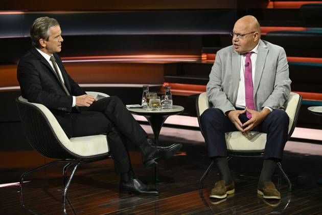 Markus Lanz (li.) mit Peter Altmaier 10 26 her Markus Lanz (li.) und Peter Altmaier am 8. Oktober 2026 in Markus Lanz , ZDF TV Fernsehen Talkshow Talk Show Deutschland deutsch deutscher Mann Männer Politik Politiker CDU german politician Italien italienisch italienischer italienisch-deutscher Moderator Fotografie Fotograf Journalist Journalismus Autor journalism german-italian presenter host photographer author quer ganz sitzend sprechend zuhörend gestikulierend