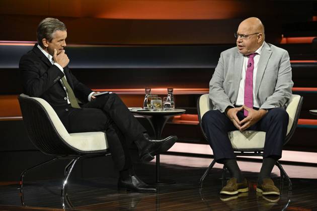 Markus Lanz (li.) mit Peter Altmaier 10 26 her Markus Lanz (li.) und Peter Altmaier am 8. Oktober 2026 in Markus Lanz , ZDF TV Fernsehen Talkshow Talk Show Deutschland deutsch deutscher Mann Männer Politik Politiker CDU german politician Italien italienisch italienischer italienisch-deutscher Moderator Fotografie Fotograf Journalist Journalismus Autor journalism german-italian presenter host photographer author quer ganz sitzend sprechend zuhörend gestikulierend