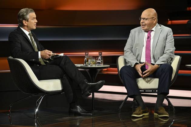 Markus Lanz (li.) mit Peter Altmaier 10 26 her Markus Lanz (li.) und Peter Altmaier am 8. Oktober 2026 in Markus Lanz , ZDF TV Fernsehen Talkshow Talk Show Deutschland deutsch deutscher Mann Männer Politik Politiker CDU german politician Italien italienisch italienischer italienisch-deutscher Moderator Fotografie Fotograf Journalist Journalismus Autor journalism german-italian presenter host photographer author quer ganz sitzend sprechend zuhörend gestikulierend