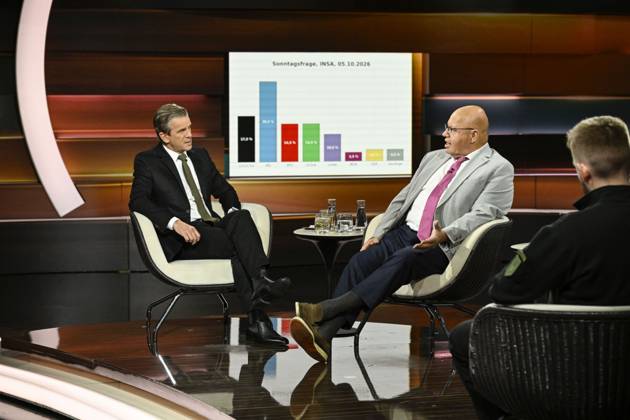 Talkrunde bei Markus Lanz , ZDF 10 26 her Markus Lanz, Peter Altmaier und Alexander Gertz (v. li.) am 8. Oktober 2026 in Markus Lanz , ZDF TV Fernsehen Talkshow Talk Show Deutschland deutsch deutscher Mann Männer deutsche Frau Politik Politiker CDU Sanitäter german politician paramedic Italien italienisch italienischer italienisch-deutscher Moderator Fotografie Fotograf Journalist Journalismus Autor journalism german-italian presenter host photographer author quer ganz sitzend sprechend zuhörend gestikulierend