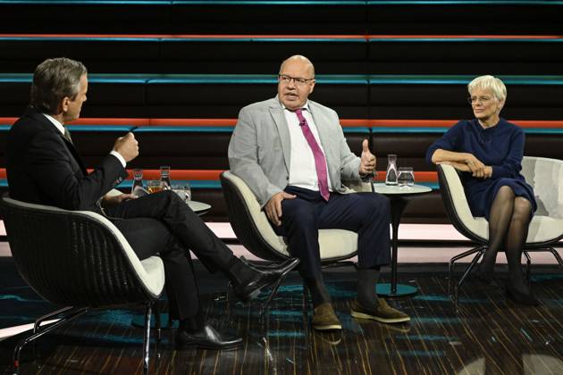 Talkrunde bei Markus Lanz , ZDF 10 26 her Markus Lanz, Peter Altmaier und Ulrike Herrmann (v. li.) am 8. Oktober 2026 in Markus Lanz , ZDF TV Fernsehen Talkshow Talk Show Deutschland deutsch deutscher Mann Männer deutsche Frau Politik Politiker CDU Journalistin Autorin taz german politician female author writer Italien italienisch italienischer italienisch-deutscher Moderator Fotografie Fotograf Journalist Journalismus Autor journalism german-italian presenter host photographer author quer ganz sitzend sprechend zuhörend gestikulierend