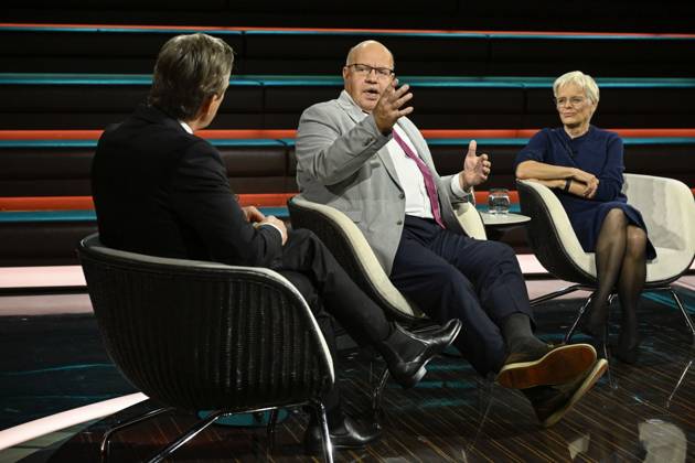 Talkrunde bei Markus Lanz , ZDF 10 26 her Markus Lanz, Peter Altmaier und Ulrike Herrmann (v. li.) am 8. Oktober 2026 in Markus Lanz , ZDF TV Fernsehen Talkshow Talk Show Deutschland deutsch deutscher Mann Männer deutsche Frau Politik Politiker CDU Journalistin Autorin taz german politician female author writer Italien italienisch italienischer italienisch-deutscher Moderator Fotografie Fotograf Journalist Journalismus Autor journalism german-italian presenter host photographer author quer ganz sitzend sprechend zuhörend gestikulierend