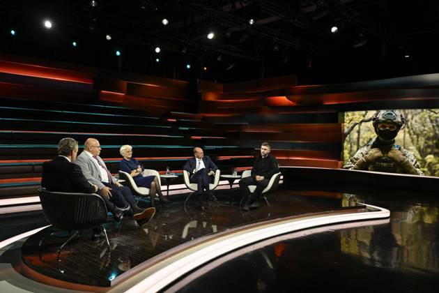 Talkrunde bei Markus Lanz , ZDF 10 26 her Markus Lanz, Peter Altmaier, Ulrike Herrmann, Daniel Stelter und Alexander Gertz (v. li.) am 8. Oktober 2026 in Markus Lanz , ZDF TV Fernsehen Talkshow Talk Show Deutschland deutsch deutscher Mann Männer deutsche Frau Politik Politiker CDU Journalistin Autorin taz Ökonom Publizist Wirtschaftswissenschaftler Sanitäter german politician female author writer paramedic Italien italienisch italienischer italienisch-deutscher Moderator Fotografie Fotograf Journalist Journalismus Autor journalism german-italian presenter host photographer author quer Totale ganz sitzend sprechend zuhörend gestikulierend
