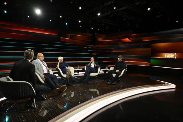 Talkrunde bei Markus Lanz , ZDF 10 26 her Markus Lanz, Peter Altmaier, Ulrike Herrmann, Daniel Stelter und Alexander Gertz (v. li.) am 8. Oktober 2026 in Markus Lanz , ZDF TV Fernsehen Talkshow Talk Show Deutschland deutsch deutscher Mann Männer deutsche Frau Politik Politiker CDU Journalistin Autorin taz Ökonom Publizist Wirtschaftswissenschaftler Sanitäter german politician female author writer paramedic Italien italienisch italienischer italienisch-deutscher Moderator Fotografie Fotograf Journalist Journalismus Autor journalism german-italian presenter host photographer author quer Totale ganz sitzend sprechend zuhörend gestikulierend