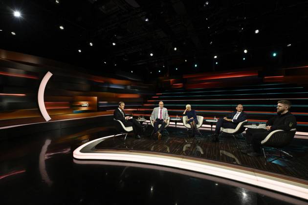 Talkrunde bei Markus Lanz , ZDF 10 26 her Markus Lanz, Peter Altmaier, Ulrike Herrmann, Daniel Stelter und Alexander Gertz (v. li.) am 8. Oktober 2026 in Markus Lanz , ZDF TV Fernsehen Talkshow Talk Show Deutschland deutsch deutscher Mann Männer deutsche Frau Politik Politiker CDU Journalistin Autorin taz Ökonom Publizist Wirtschaftswissenschaftler Sanitäter german politician female author writer paramedic Italien italienisch italienischer italienisch-deutscher Moderator Fotografie Fotograf Journalist Journalismus Autor journalism german-italian presenter host photographer author quer Totale ganz sitzend sprechend zuhörend gestikulierend