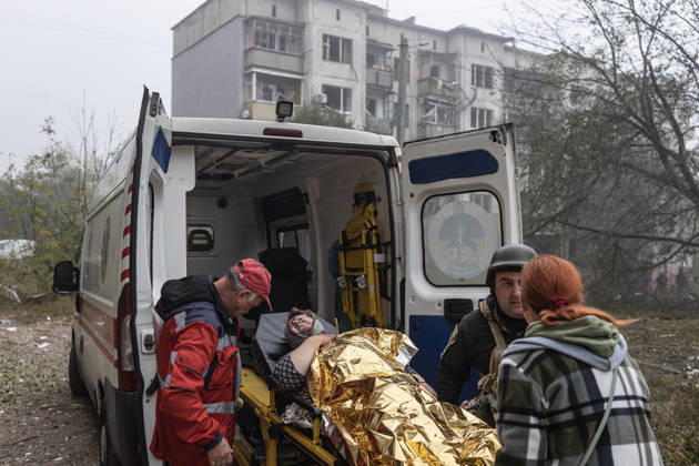 Russian air strike hits residential building in Sloviansk SLOVIANSK, UKRAINE - OCTOBER 11: Doctors and police evacuate an injured woman following a Russian air strike on a residential building in Sloviansk, Ukraine, on October 11, 2026. Diego Herrera Carcedo Anadolu Sloviansk Ukraine. Editorial use only. Please get in touch for any other usage.  Copyright: x2026xAnadoluxDiegoxHerreraxCarcedox