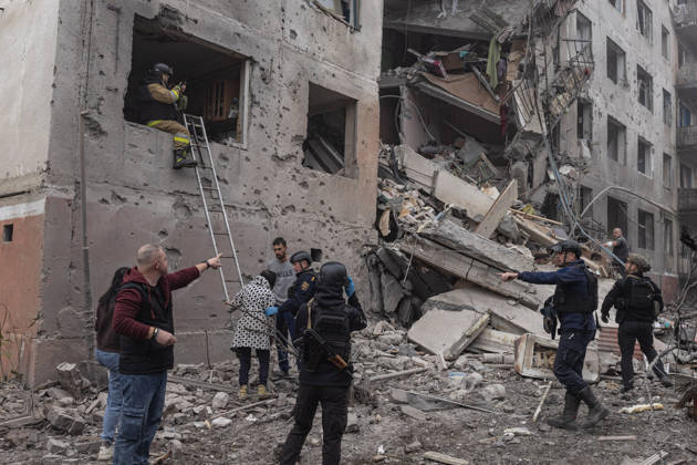Russian air strike hits residential building in Sloviansk SLOVIANSK, UKRAINE - OCTOBER 11: Firefighters evacuate an injured woman following a Russian air raid on a residential building in Sloviansk, Ukraine, on October 11, 2026. Diego Herrera Carcedo Anadolu Sloviansk Ukraine. Editorial use only. Please get in touch for any other usage.  Copyright: x2026xAnadoluxDiegoxHerreraxCarcedox