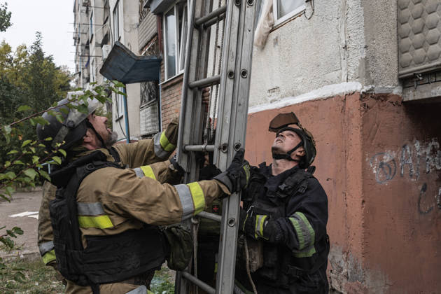 Russian air strike hits residential building in Sloviansk SLOVIANSK, UKRAINE - OCTOBER 11: Firefighters are attempting to rescue a civilian following a Russian air strike on a residential building in Sloviansk, Ukraine, on October 11, 2026. Diego Herrera Carcedo Anadolu Sloviansk Ukraine. Editorial use only. Please get in touch for any other usage.  Copyright: x2026xAnadoluxDiegoxHerreraxCarcedox