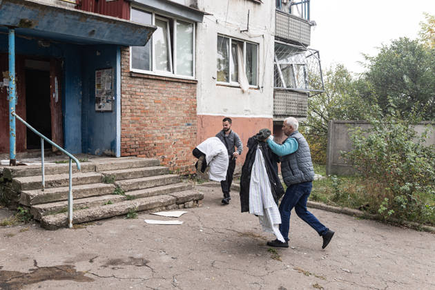 Russian air strike hits residential building in Sloviansk SLOVIANSK, UKRAINE - OCTOBER 11: Civilians carry their belongings following a Russian aerial bombing of a residential building in Sloviansk, Ukraine, on October 11, 2026. Diego Herrera Carcedo Anadolu Sloviansk Ukraine. Editorial use only. Please get in touch for any other usage.  Copyright: x2026xAnadoluxDiegoxHerreraxCarcedox