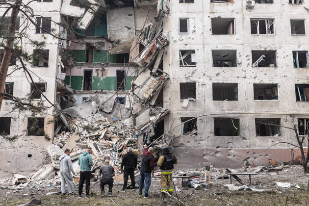 Russian air strike hits residential building in Sloviansk SLOVIANSK, UKRAINE - OCTOBER 11: Civilians stand next to a damaged building following a Russian aerial bombing of a residential block in Sloviansk, Ukraine, on October 11, 2026. Diego Herrera Carcedo Anadolu Sloviansk Ukraine. Editorial use only. Please get in touch for any other usage.  Copyright: x2026xAnadoluxDiegoxHerreraxCarcedox