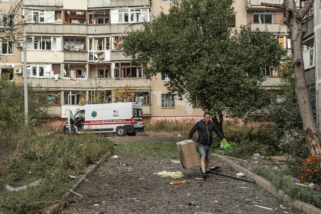 Russian air strike hits residential building in Sloviansk SLOVIANSK, UKRAINE - OCTOBER 11: Civilians walk past a damaged building following a Russian aerial bombing of a residential block in Sloviansk, Ukraine, on October 11, 2026. Diego Herrera Carcedo Anadolu Sloviansk Ukraine. Editorial use only. Please get in touch for any other usage.  Copyright: x2026xAnadoluxDiegoxHerreraxCarcedox