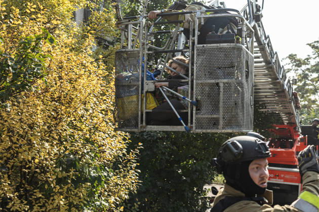 Russian air strike hits residential building in Sloviansk SLOVIANSK, UKRAINE - OCTOBER 11: Firefighters rescue a civilian from a damaged building following a Russian aerial strike on a residential building in Sloviansk, Ukraine, on October 11, 2026. Diego Herrera Carcedo Anadolu Sloviansk Ukraine. Editorial use only. Please get in touch for any other usage.  Copyright: x2026xAnadoluxDiegoxHerreraxCarcedox