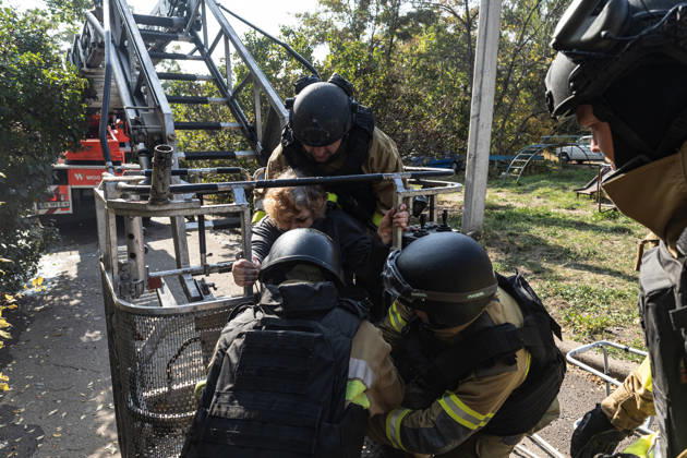 Russian air strike hits residential building in Sloviansk SLOVIANSK, UKRAINE - OCTOBER 11: Firefighters rescue a civilian from a damaged building following a Russian aerial strike on a residential building in Sloviansk, Ukraine, on October 11, 2026. Diego Herrera Carcedo Anadolu Sloviansk Ukraine. Editorial use only. Please get in touch for any other usage.  Copyright: x2026xAnadoluxDiegoxHerreraxCarcedox