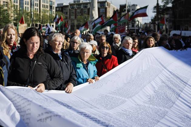 AMSTERDAM - Demonstrators during a national protest on Dam Square marking the conclusion of the nationwide week of action for sanctions against Israel. According to various activist groups, despite the ceasefire , the genocide against the Palestinian people continues unabated. KOEN VAN WEEL ANP netherlands out - belgium out  Copyright: xx x572127085x originalFilename: 572127085.jpg
