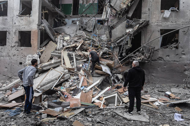 Russian airstrike hits residential building in Sloviansk SLOVIANSK, UKRAINE - OCTOBER 11: A resident searches for his belongings following a Russian air strike on a residential block in Sloviansk, Ukraine, on October 11, 2026. Diego Herrera Carcedo Anadolu Sloviansk Ukraine. Editorial use only. Please get in touch for any other usage.  Copyright: x2026xAnadoluxDiegoxHerreraxCarcedox