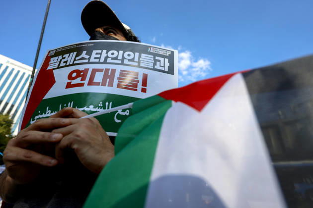 Protest condemning Gaza conflict in Seoul Demonstrators march with placards to protest Israel s attacks in the Gaza Strip, in Seoul, South Korea, on October 11, 2026 . The rally was held aa part of the Global Action for Palestine, a coordinated international mobilization held on October 10 11 marking three years since the 2023 Hamas attacks and the ensuing war. Seoul South Korea  Copyright: xMatrixxImages JungxUi-Chelx