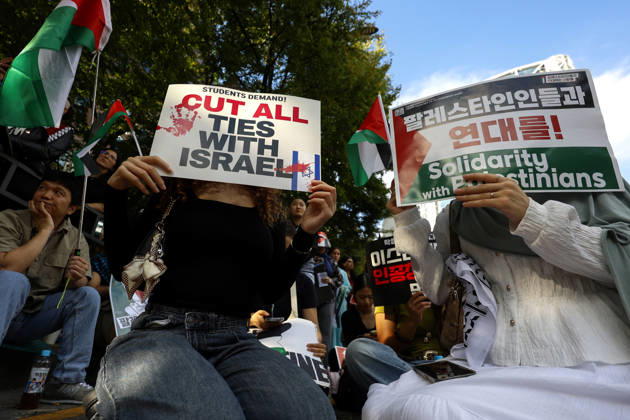 Protest condemning Gaza conflict in Seoul Demonstrators march with placards to protest Israel s attacks in the Gaza Strip, in Seoul, South Korea, on October 11, 2026 . The rally was held aa part of the Global Action for Palestine, a coordinated international mobilization held on October 10 11 marking three years since the 2023 Hamas attacks and the ensuing war. Seoul South Korea  Copyright: xMatrixxImages JungxUi-Chelx