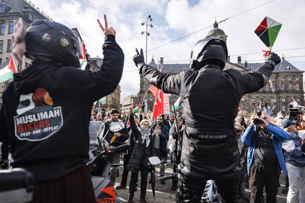 AMSTERDAM - Demonstrators during a national protest on Dam Square marking the conclusion of the nationwide week of action for sanctions against Israel. According to various activist groups, despite the ceasefire , the genocide against the Palestinian people continues unabated. KOEN VAN WEEL ANP netherlands out - belgium out  Copyright: xx x572128414x originalFilename: 572128414.jpg